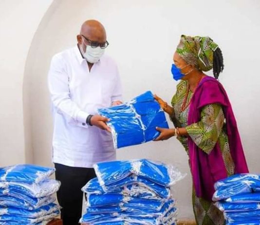 COVID-19: Akeredolu presents nose masks to Ondo market women