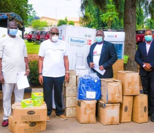 COVID-19: Gov Akeredolu receives FCMB’s PPE donations