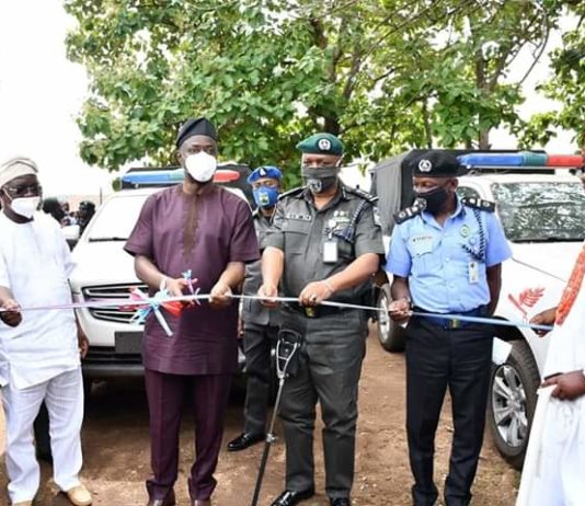 Makinde inaugurates Mobile Police Unit, presents Hilux trucks for operations