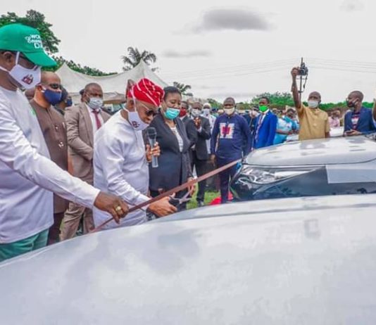 Oyetola presents official cars to High Court Judges, says three arms of govt enjoy autonomy