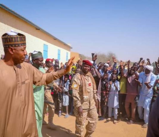 Refugees: Zulum crosses Lake-Chad to meet 5,000 families in Chadian community, shares N50m