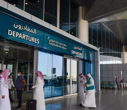 Saudi Arabia resumes international flights, reopens land, sea borders