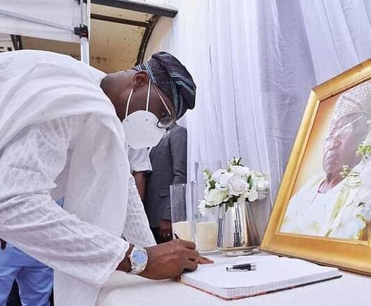 Sanwo-Olu receives notes Late Jakande left for him, as Governor visits widow