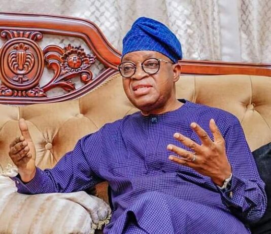 Oyetola formally receives PDP defectors from Ede