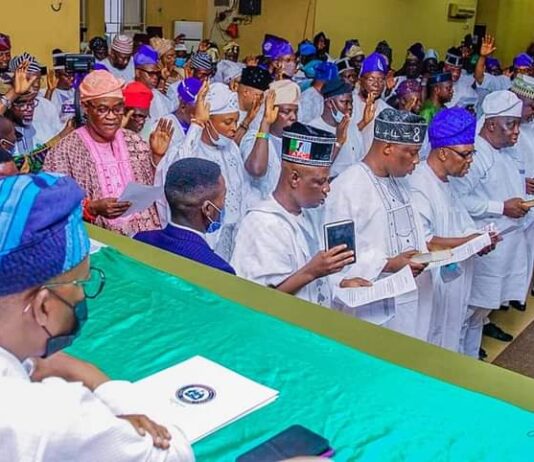 Oyetola swears in 69 newly-appointed local government caretaker chairmen