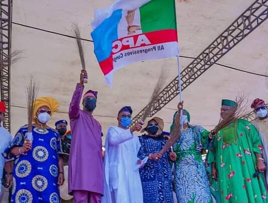 2022: Oyetola receives Hundreds of PDP defectors