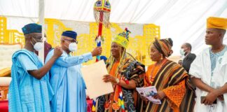 Abiodun presents staff of office to new Orimolusi
