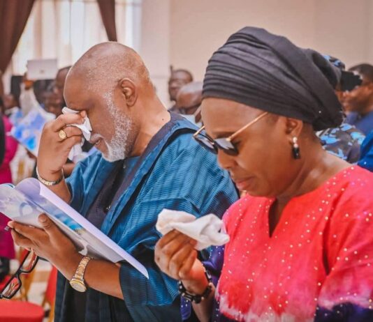 Owo Attack: Gov Akeredolu weeps at funeral for slain victims