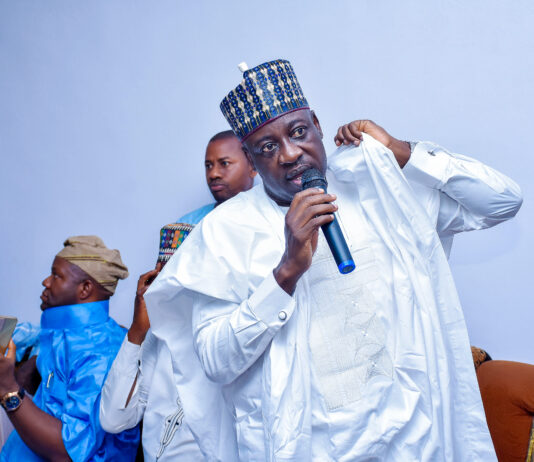 Bolaji Abdullahi Donates N2.5million to victims of Alanamu Fire Incident