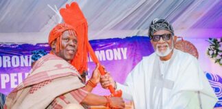 Gov Akeredolu presents staff of office to new Olupele of Ipele