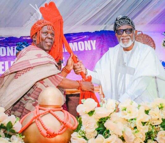 Gov Akeredolu presents staff of office to new Olupele of Ipele