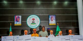 Kwara Gov fulfills promise, presents N6m cheques to school debate champions