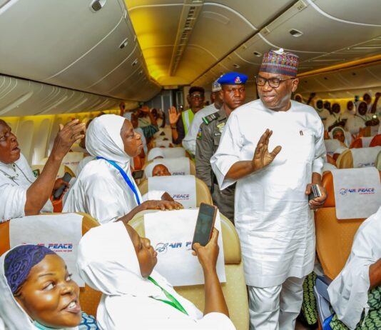 Governor AbdulRazaq bids Hajj pilgrims farewell, charges them on good conduct