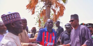 Zulum delivers grains donated by FG to 10,000 residents in Pulka