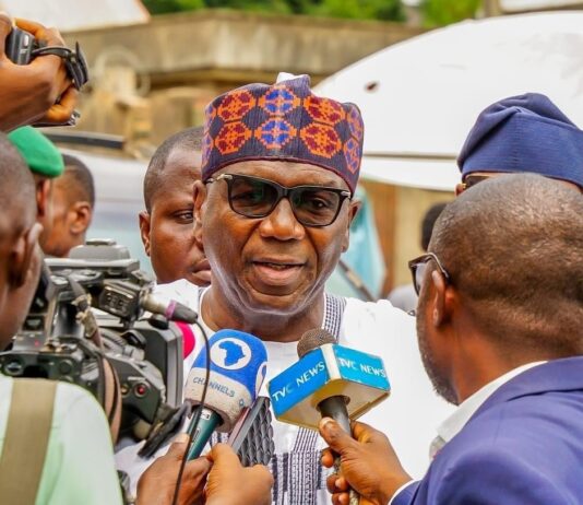 Governor AbdulRazaq gives cash support to 82 business owners affected in enforcement of road setbacks